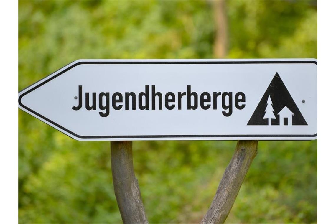 Jugendherbergen: Zu Pfingsten die ersten Urlauber begrüßen Ein Schild weist auf eine Jugendherberge hin. Foto: Patrick Pleul/dpa-Zentralbild/dpa/Symbolbild