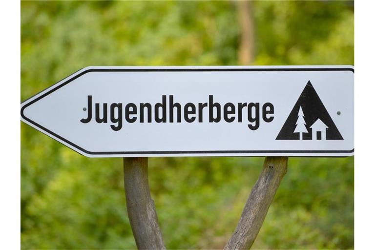 Ein Schild weist auf eine Jugendherberge hin. Foto: Patrick Pleul/dpa-Zentralbild/dpa/Symbolbild