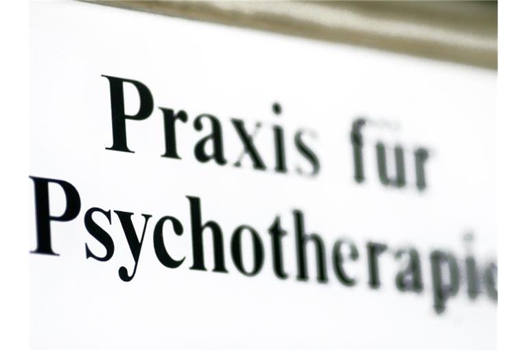 Ein Schild weist auf eine Praxis für Psychotherapie hin. Foto: Jens Wolf/zb/dpa/Symbolbild