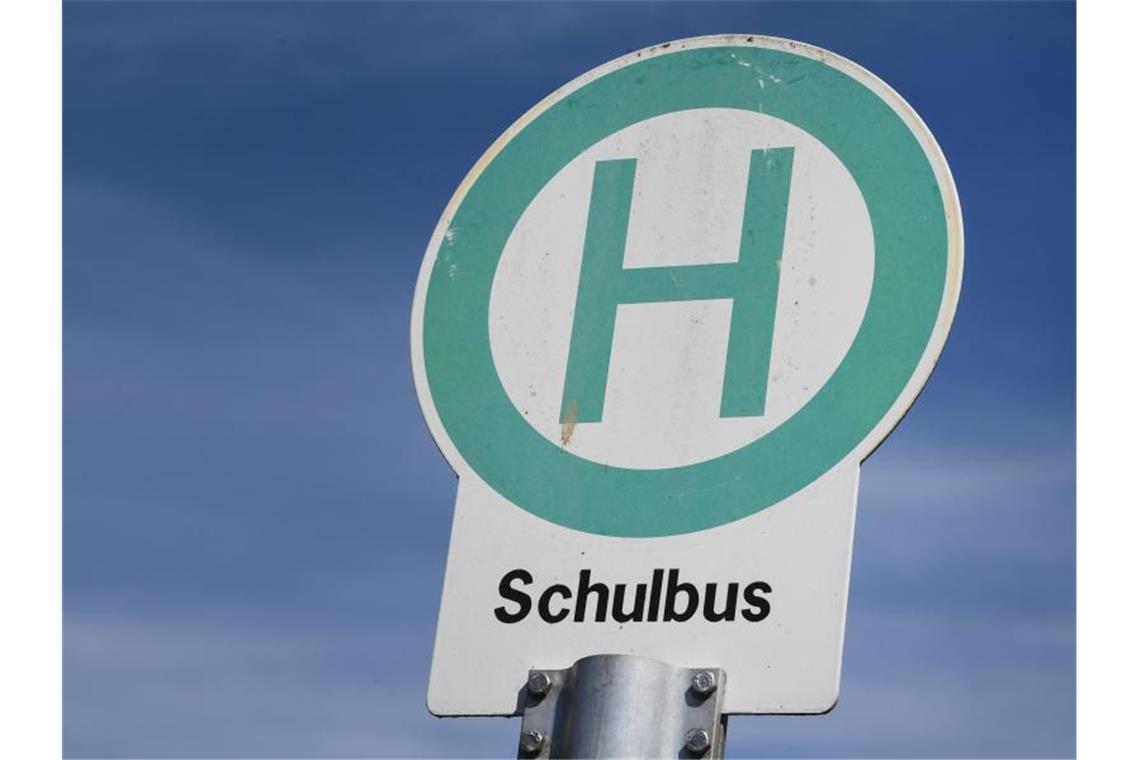 Ein Schild weist auf eine Schulbushaltestelle hin. Foto: Stefan Sauer/dpa/Symbolbild
