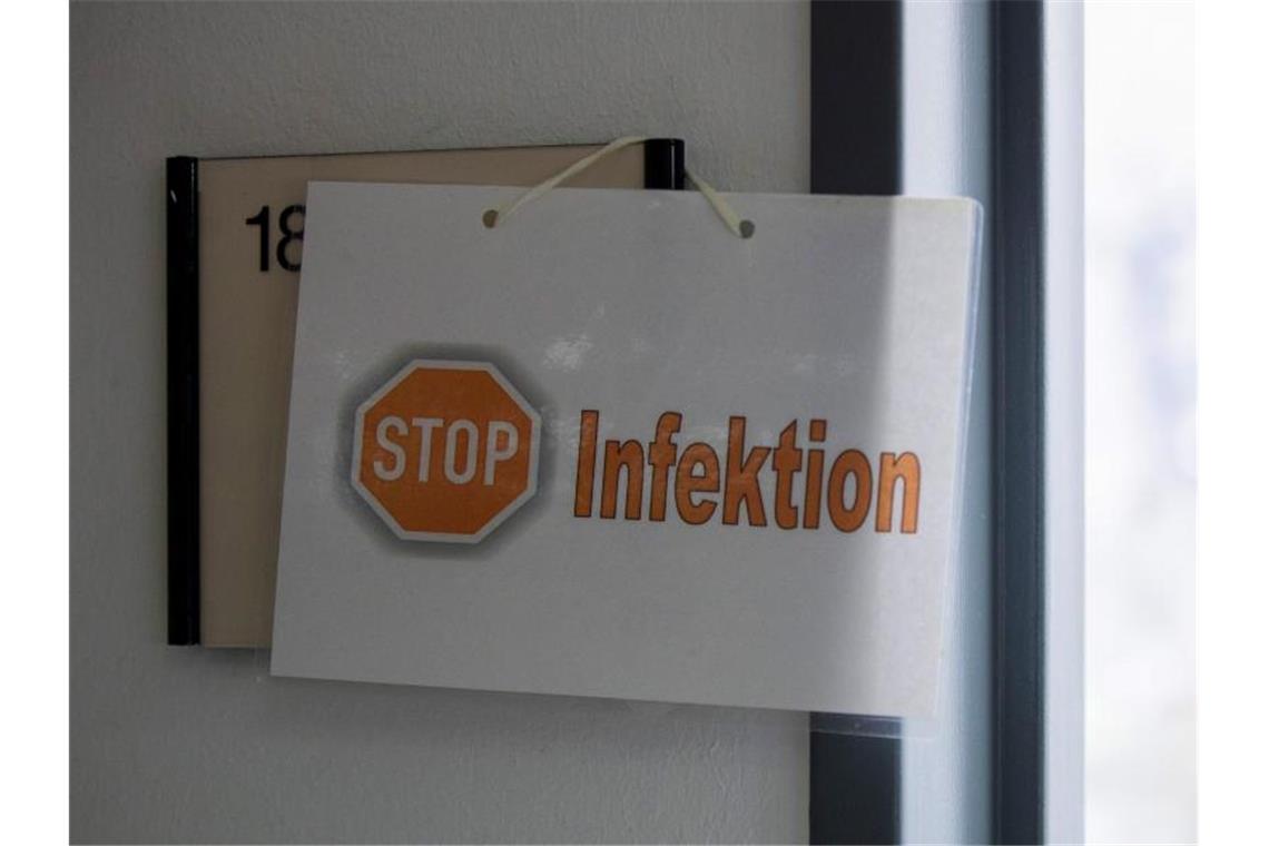 Lauterbach kündigt baldige Vorschläge gegen Omikron an Ein Schild weist auf einer Intesivstation in Düren auf eine Corona-Infektion hin. Foto: Thomas Banneyer/dpa
