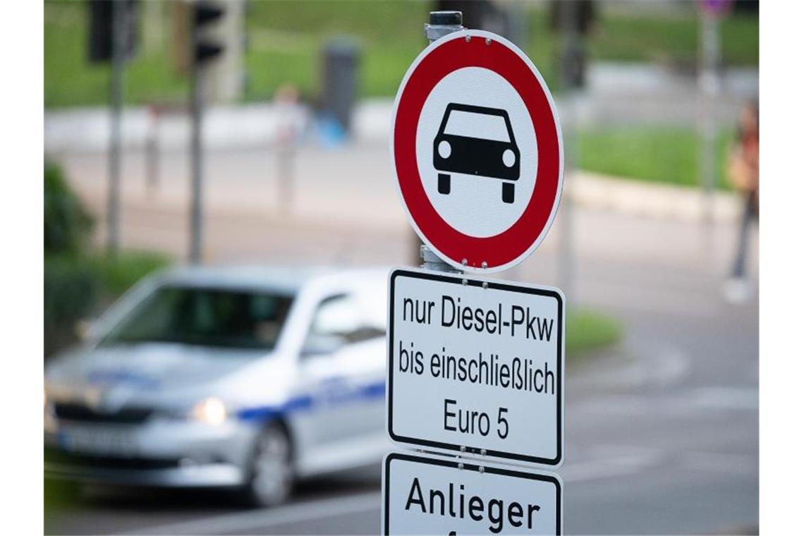 Stuttgart: Gericht gewährt keinen Aufschub bei Fahrverboten Ein Schild weist auf Fahrverbote für Euro-5-Diesel hin. Foto: Sebastian Gollnow/dpa/Archivbild