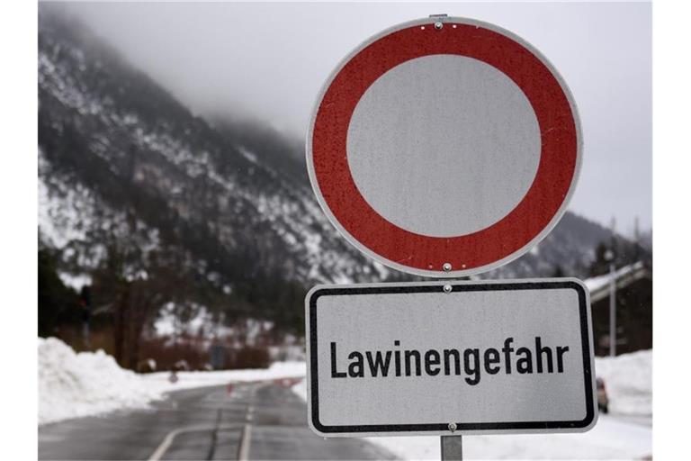 Ein Schild weist auf Lawinengefahr hin. Foto: Angelika Warmuth/dpa/Archivbild