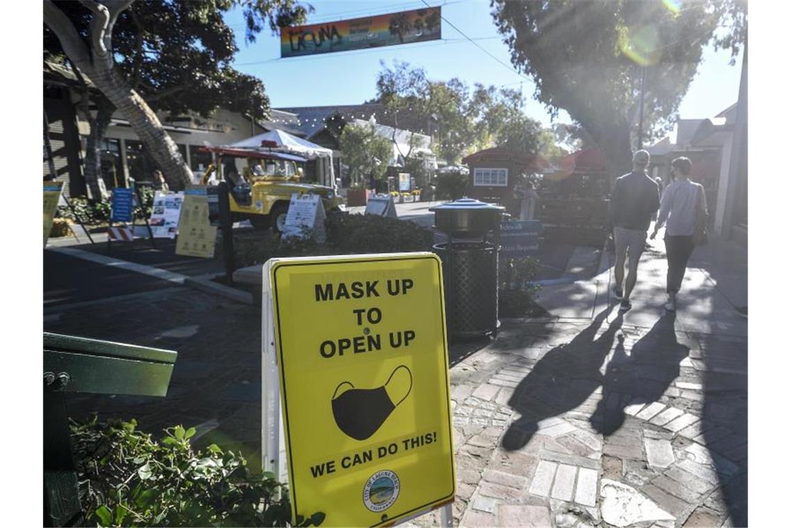 Ein Schild weist Besucher der Forest Avenue in Kalifornien darauf hin, eine Maske zu tragen. Foto: Jeff Gritchen/Orange County Register/ZUMA/dpa