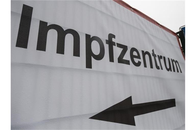 Ein Schild weist den Weg zu einem Impfzentrum. Foto: Boris Roessler/dpa/Symbolbild