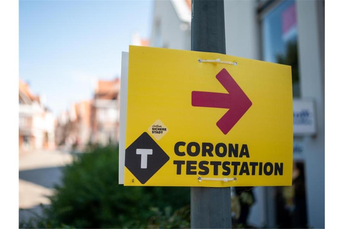 RKI: Sieben-Tage-Inzidenz steigt auf 14,5 Ein Schild weist den Weg zu einem Testzentrum in der Lüneburger Innenstadt. Foto: Philipp Schulze/dpa