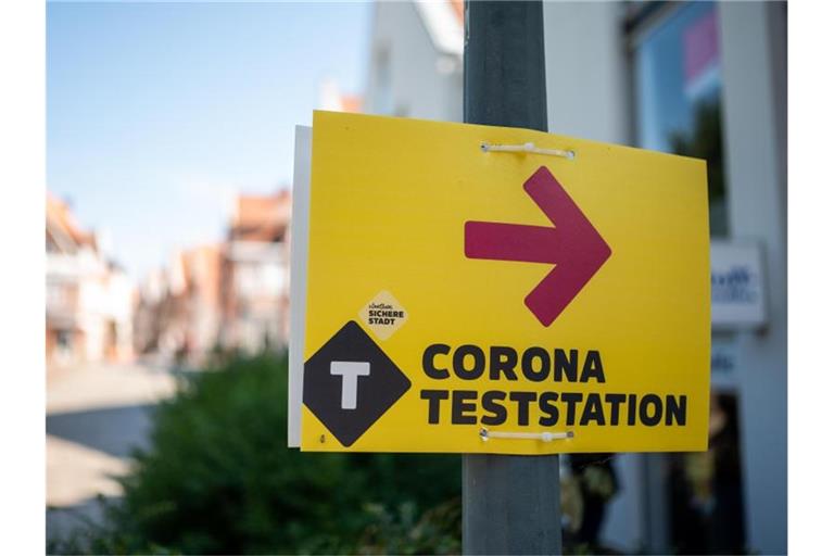 Ein Schild weist den Weg zu einem Testzentrum in der Lüneburger Innenstadt. Foto: Philipp Schulze/dpa