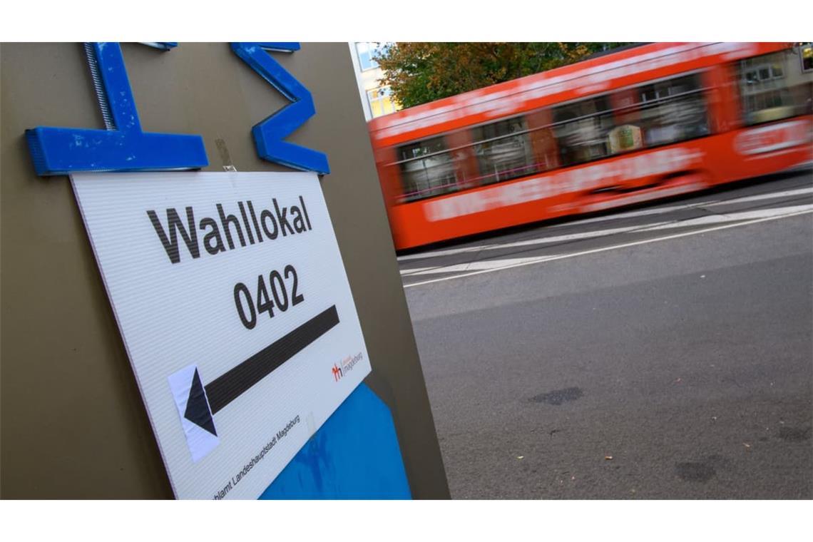 Ein Schild weist den Weg zu einem Wahllokal. Am Sonntag wird in Sachsen-Anhalt ein neuer Landtag gewählt. Die Vorbereitungen in den Wahllokalen hatten am Morgen begonnen.