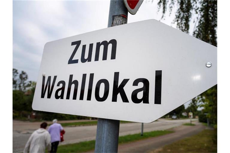 Ein Schild weist den Weg zu einem Wahllokal. Foto: Stefan Sauer/dpa/Symbolbild