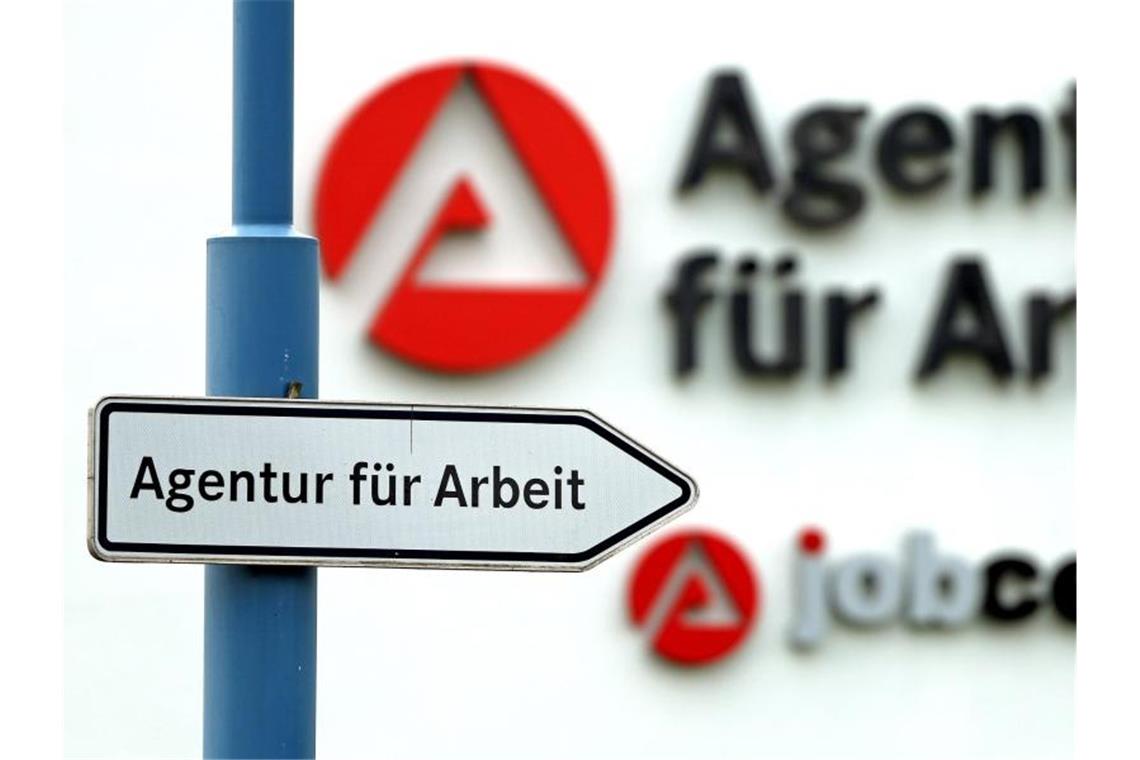 Ein Schild weist den Weg zu einer Zweigstelle der Agentur für Arbeit. Foto: Jan Woitas/zb/dpa