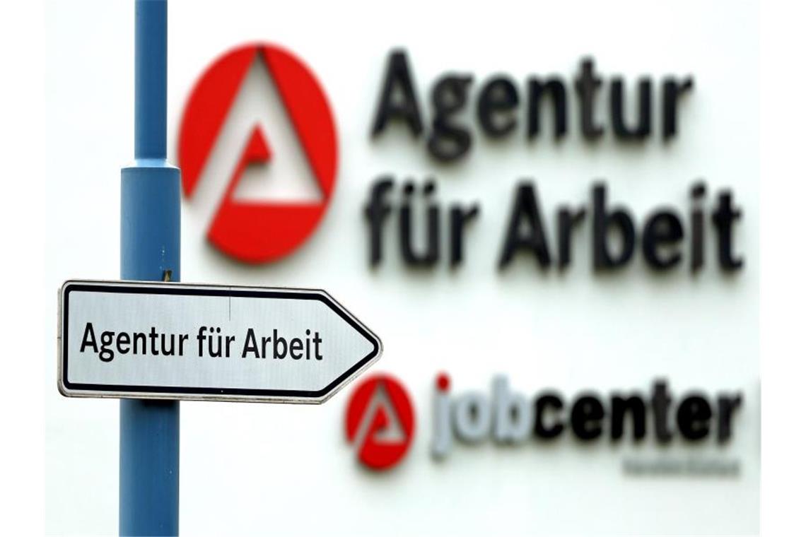 Ein Schild weist den Weg zur Agentur für Arbeit. Foto: Jan Woitas/dpa-Zentralbild/dpa/Symbolbild
