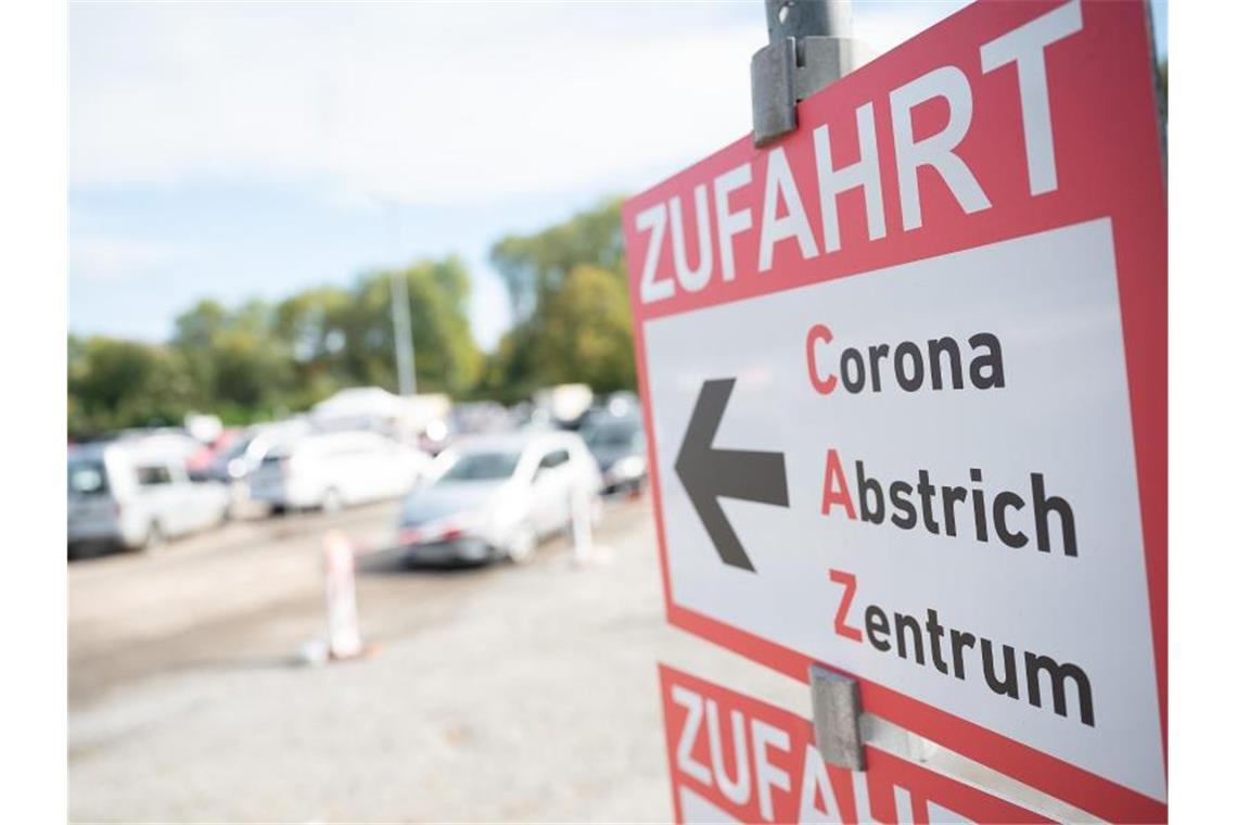Ein Schild weist die Einfahrt zum Corona-Abstrich-Zentrum. Foto: Sebastian Gollnow/dpa