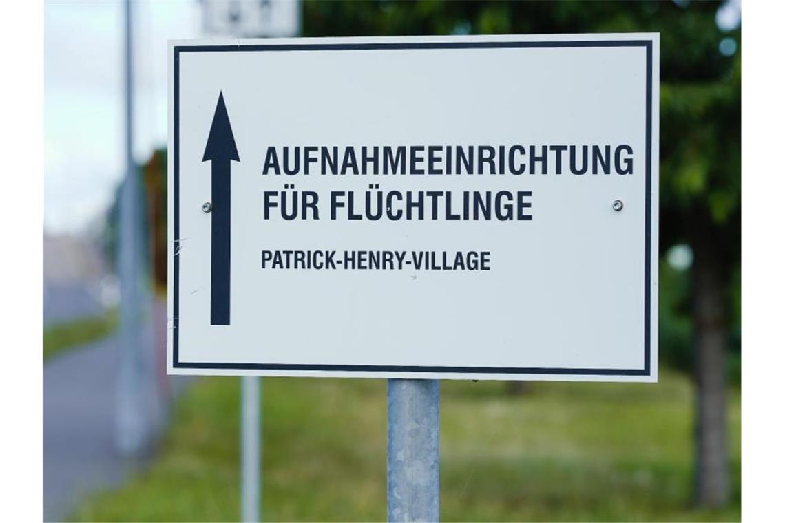 Ein Schild weist die Richtung zur Aufnahmeeinrichtung für Flüchtlinge. Foto: Uwe Anspach/dpa