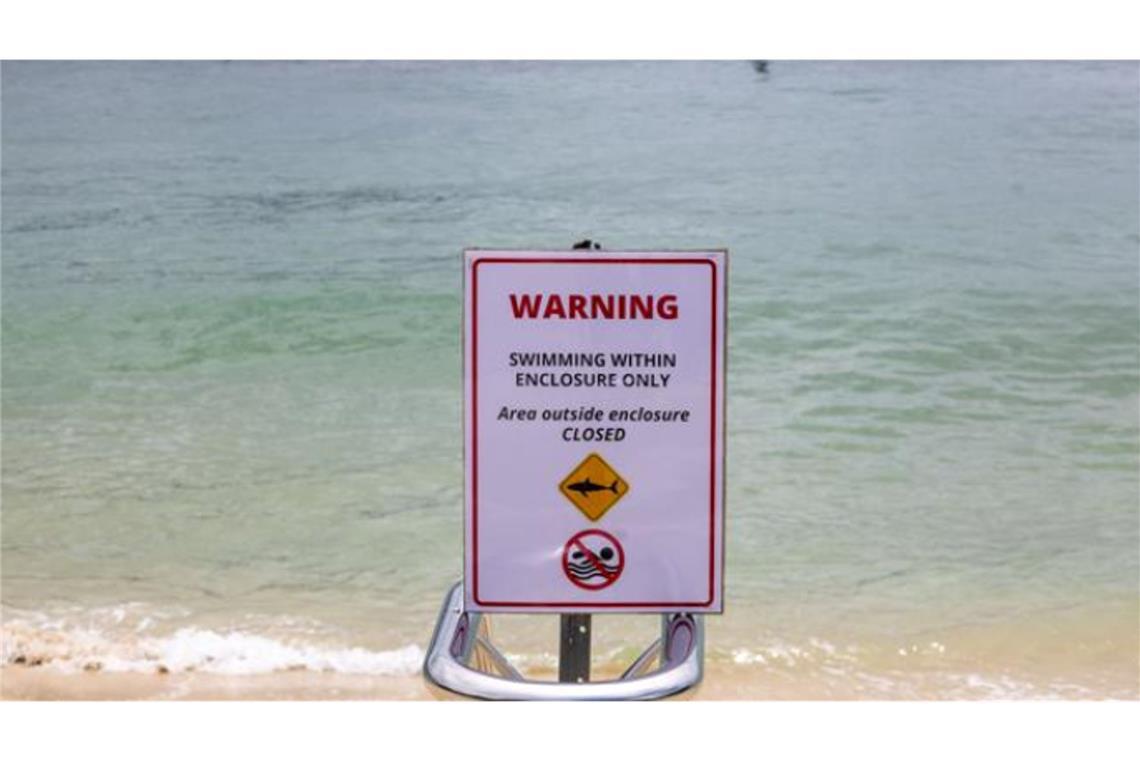 Ein Schild weist einen Teil eines Strandes als geschlossen aus und warnt vor Haien im Nielsen Park, auch bekannt als Shark Beach.