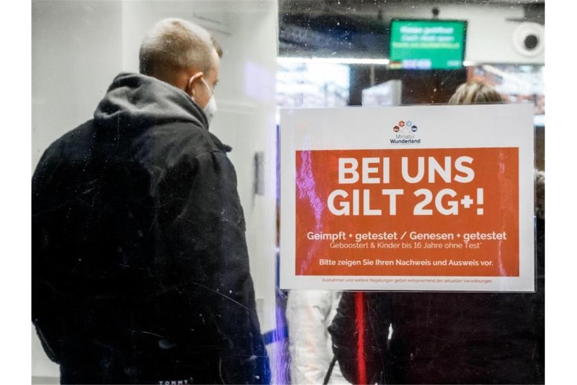 Ein Schild weist im Eingangsbereich des Hamburger Miniatur Wunderlands auf die Corona-Regeln hin. Foto: Markus Scholz/dpa