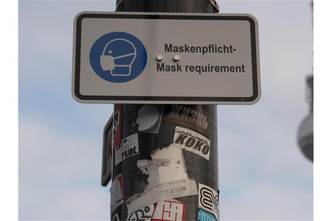 Ein Schild weist in Berlin auf die Maskenpflicht hin. Foto: Paul Zinken/dpa/Symbolbild/
