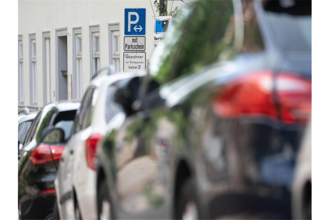 Ein Schild weist in der Innenstadt auf ein Parkgebiet für Bewohner hin. Foto: Marijan Murat/dpa