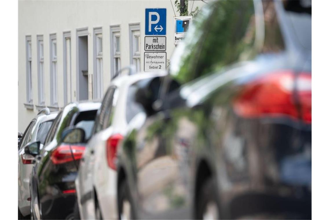 Ein Schild weist in der Innenstadt auf ein Parkgebiet für Bewohner hin. Foto: Marijan Murat/dpa/Archivbild