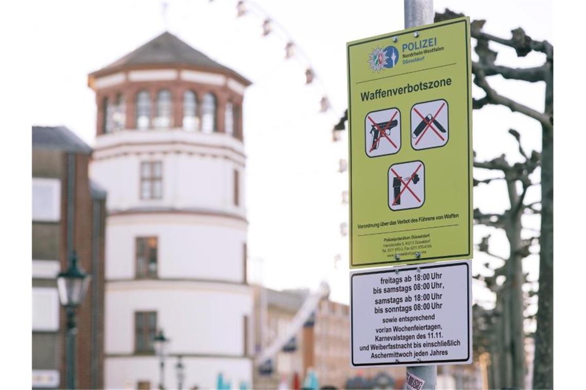 Ein Schild weist in Düsseldorf auf eine Waffenverbotszone hin. Foto: David Young/dpa