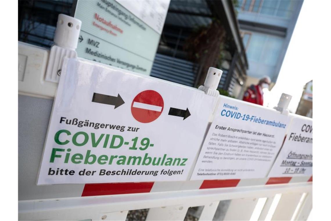 Ein Schild weist in einem Krankenhaus auf eine Covid-19-Fieberambulanz hin. Foto: Marijan Murat/dpa/Archivbild