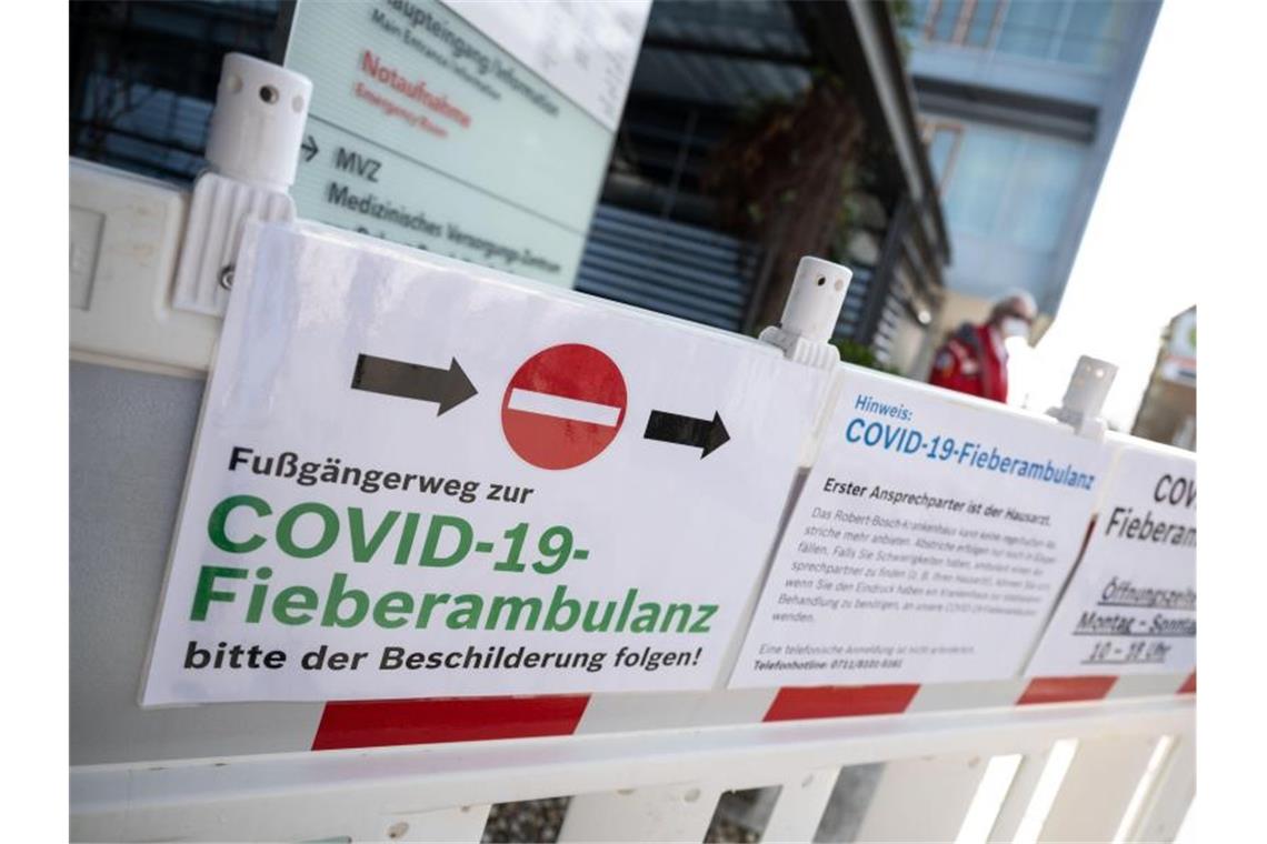 Fieberambulanzen kümmern sich um Corona-Verdachtsfälle Ein Schild weist in einem Krankenhaus auf eine Covid-19-Fieberambulanz hin. Foto: Marijan Murat/dpa/Archivbild