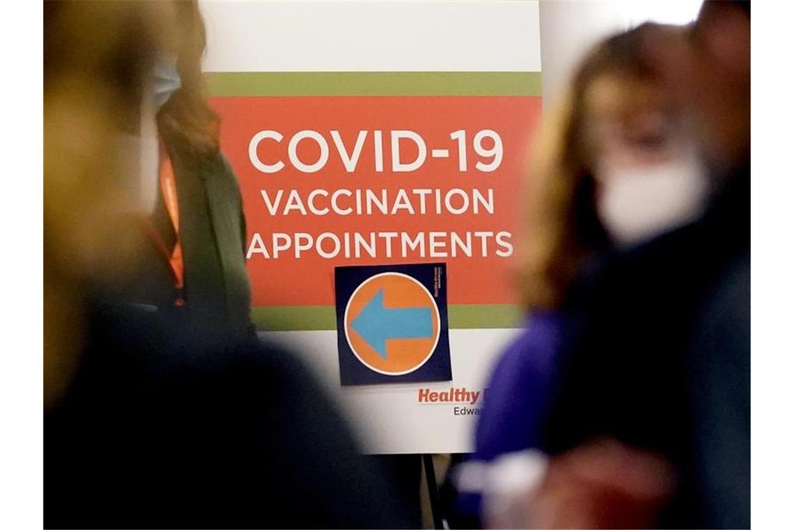 USA: „Endlich mit System“ gegen die Pandemie Ein Schild weist in einem US-Krankenhaus die Richtung zur Terminvergabe für Corona-Impfungen. Foto: Nam Y. Huh/AP/dpa