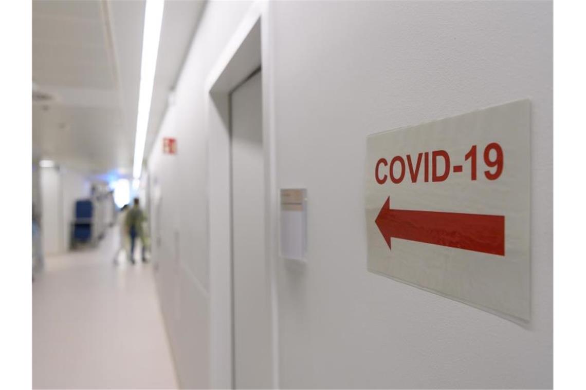 Ein Schild weist in einer Klinik den Weg zur Corona-Intensivstation. Foto: Robert Michael/dpa-Zentralbild/dpa