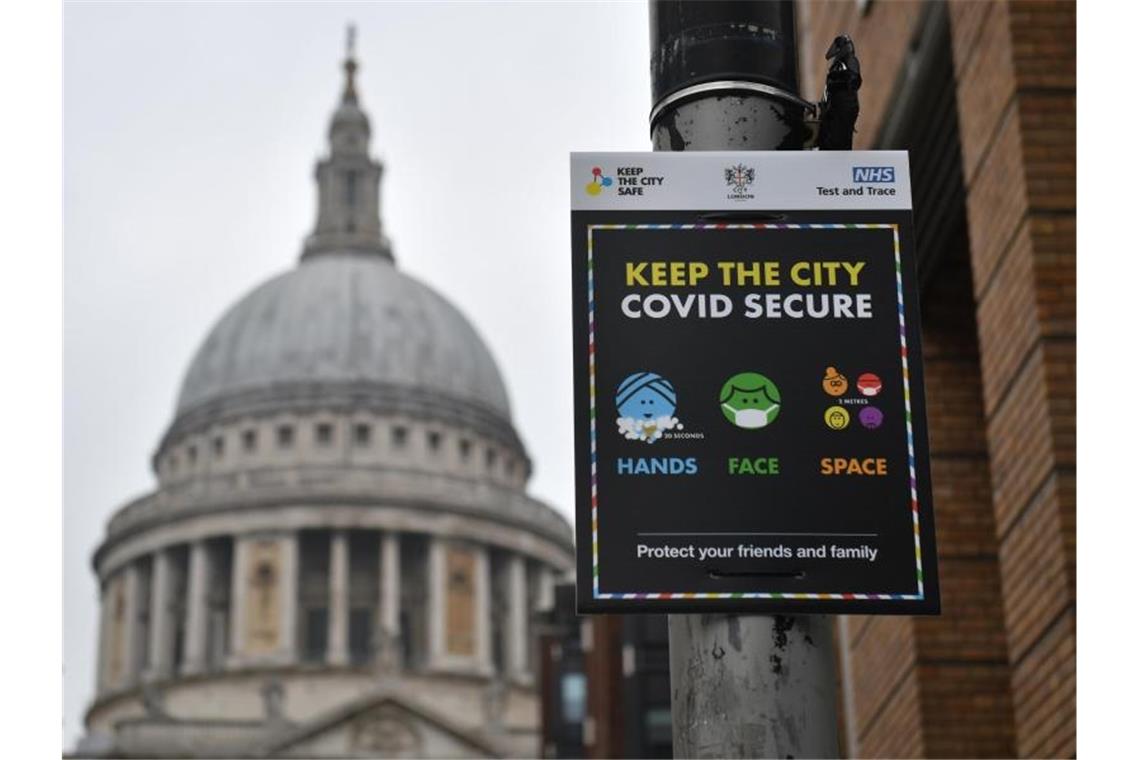 Ein Schild weist vor der St. Pauls Kathedrale in London auf die coronabedingten Hygienemaßnahmen hin. Trotz Lockdowns fürchten britischen Experten eine weitere Verschärfung der Lage. Foto: Dominic Lipinski/PA Wire/dpa