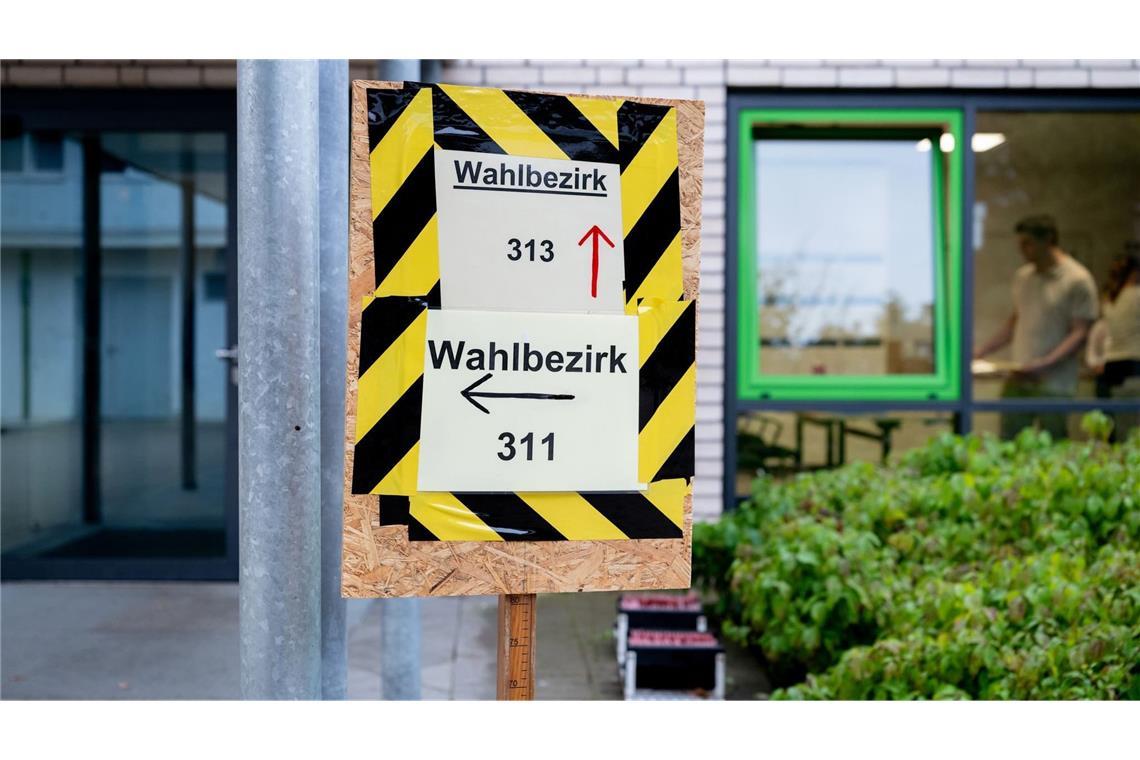 Ein Schild weist vor einem Wahllokal, das in einer Schule untergebracht ist, auf die Wahlräume für die unterschiedlichen Wahlbezirke hin. In ganz Niedersachsen werden die Abgeordneten in den kommunalen Vertretungen wie den Kreistagen, Stadt- und Gemeinderäten, Samtgemeinderäten, Stadtbezirksräten sowie Ortsräten gewählt. (zu dpa: «CDU gewinnt Kommunalwahl in Niedersachsen - AfD auf Rang 3»)