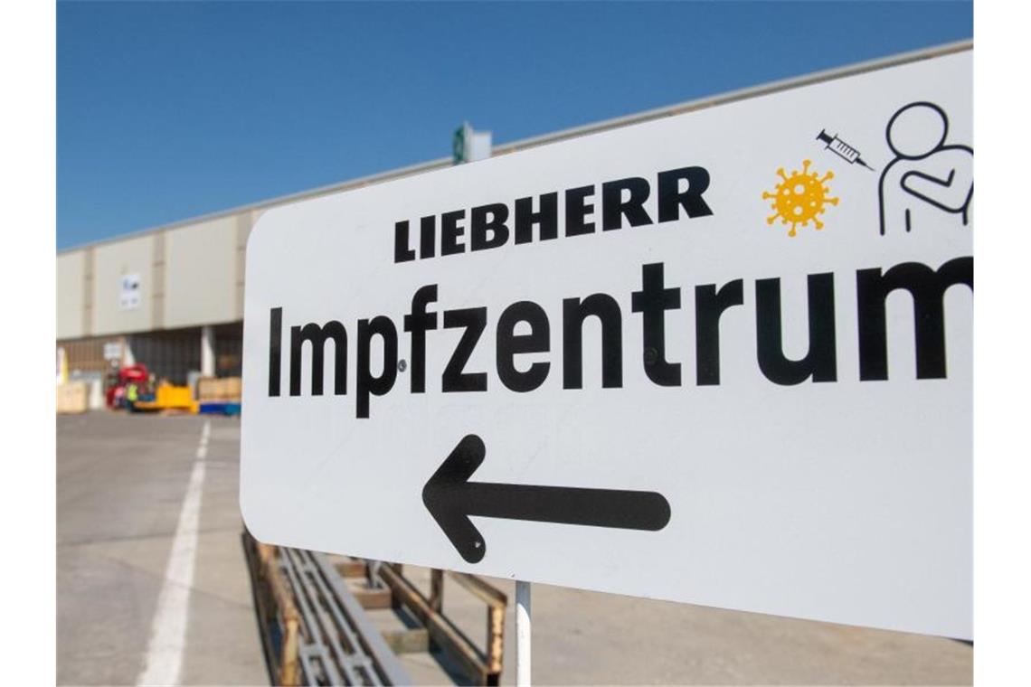 Impfen in Betrieben: Regierung weitet Modellprojekte aus Ein Schild weist zum Impfzentrum eines Maschinenbauers hin. Foto: Stefan Puchner/dpa/Archivbild