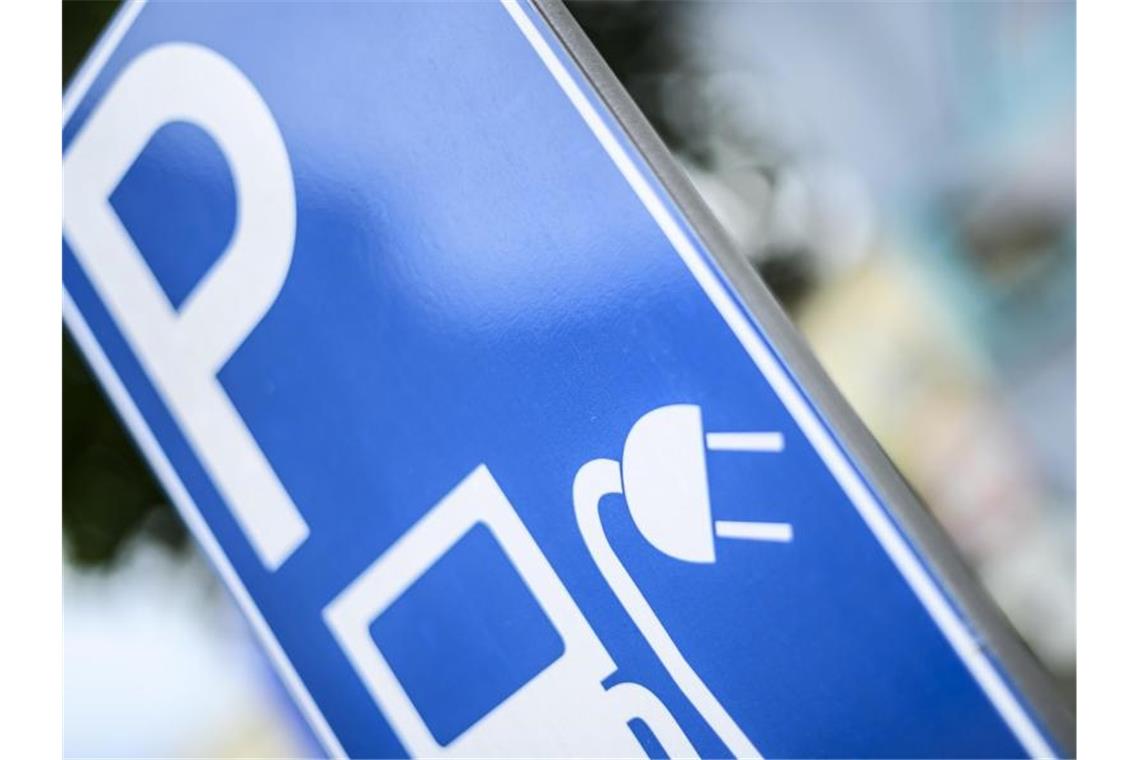 Ein Schild zeigt einen Parkplatz an einer Elektroladestation in der Stuttgarter Innenstadt. Foto: Edith Geuppert/Archiv