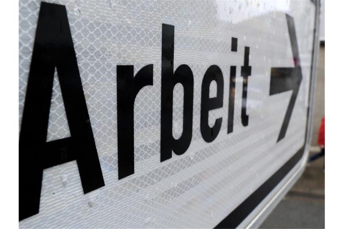 Ein Schildt in Hannover weist auf das Arbeitsamt hin. Foto: picture alliance / dpa