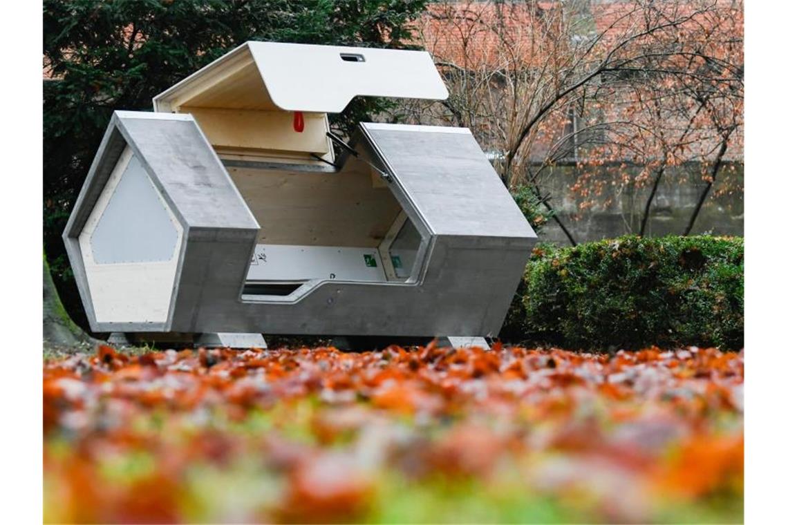 Ein Schlafkapsel wurde am Alten Friedhof in Ulm aufgestellt. Foto: Tom Weller/dpa