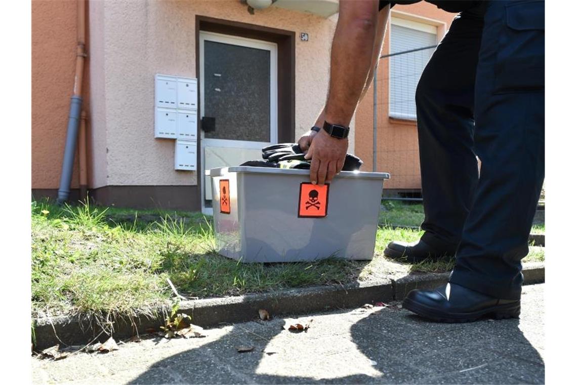Ein Schlangenexperte stellt eine Kiste vor die Haustür eines Mehrfamilienhauses ab, in dem das giftige Tier vermutet wird. Foto: Caroline Seidel