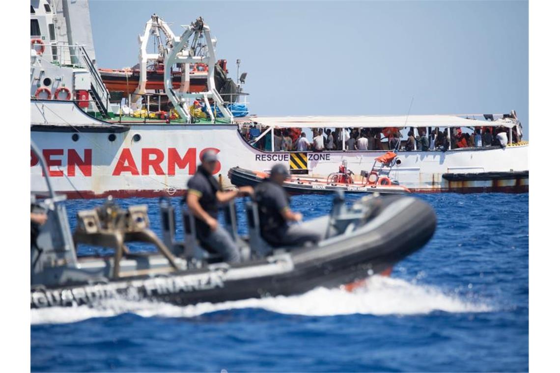 Ein Schlauchboot der der italienischen Küstenwache fährt um das Rettungsschiff „Open Arms“ herum. Foto: Friedrich Bungert/SeaWatch