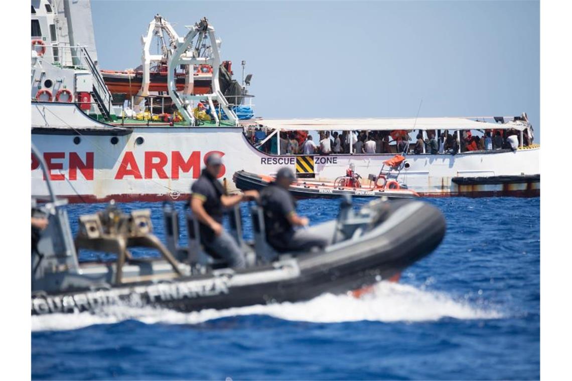 Berlin für neue staatliche Seenotrettung im Mittelmeer Ein Schlauchboot der der italienischen Küstenwache fährt um das Rettungsschiff „Open Arms“ herum. Foto: Friedrich Bungert/SeaWatch