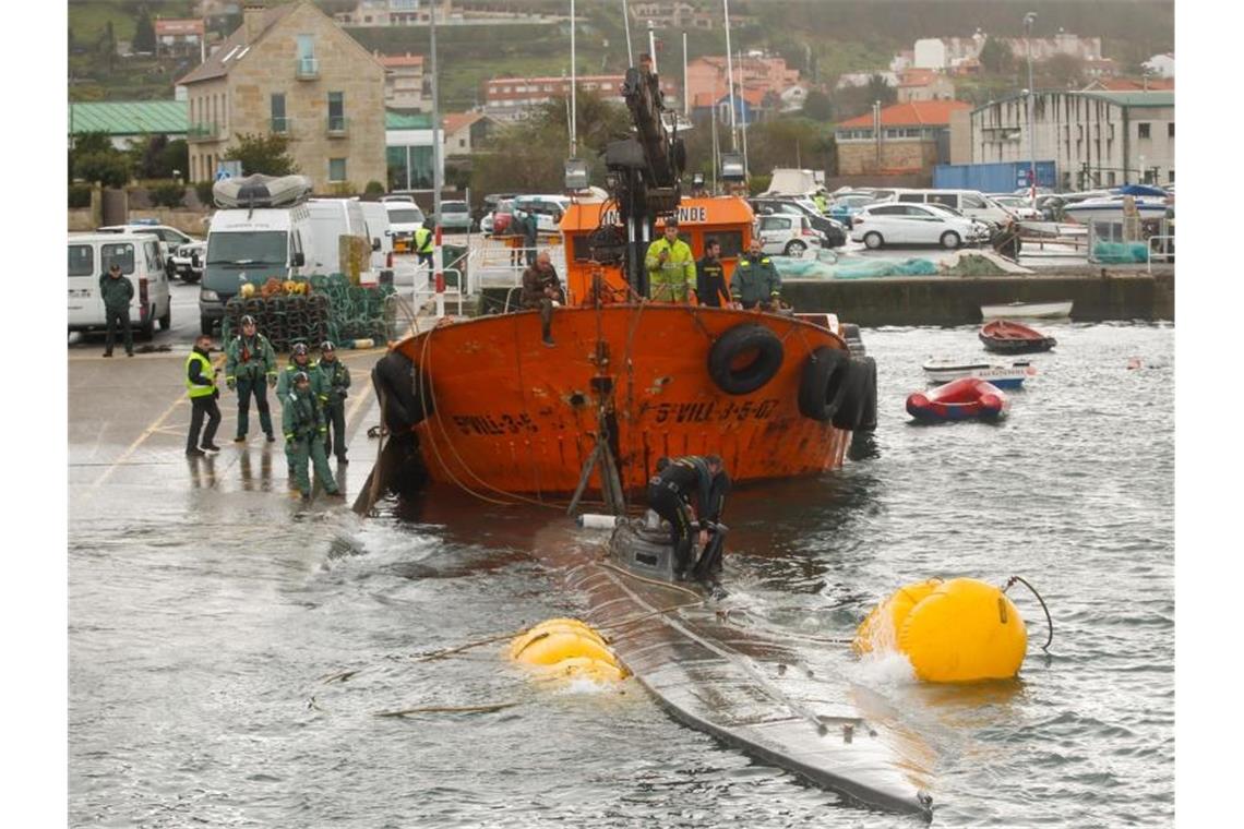 Europas Drogenmarkt wird auf 30 Milliarden Euro geschätzt Ein Schlepper der Guardia Civil zieht ein gut 20 Meter langes Drogen-U-Boot aus dem Wasser, das vor der Küste der Region Galicien abgefangen worden war. Foto: Marta Vazquez Rodriguez/Europa Press/dpa
