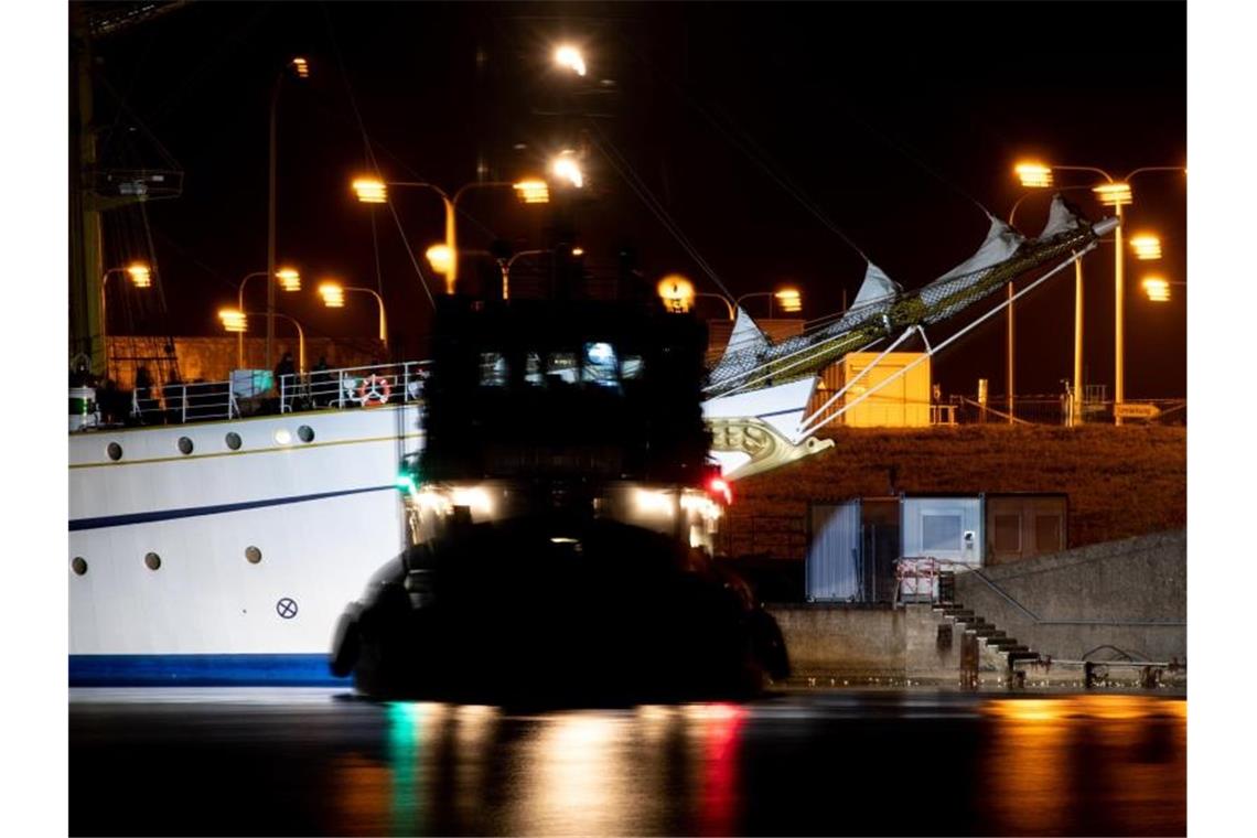 „Gorch Fock“ in Wilhelmshaven angekommen Ein Schlepper (vorn) begleitet das sanierte Marineschulschiff „Gorch Fock“ nach einer vorzeitig beendeten Probefahrt in den Hafen von Wilhelmshaven. Foto: Hauke-Christian Dittrich/dpa