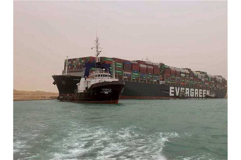 Ein Schlepper zieht die „Ever Given“. Das Frachtschiff ist in der Nacht zum 24. März auf Grund gelaufen und blockierte seither die wichtiges Schifffahrtsstraße zwischen Asien und Europa. Foto: Uncredited/Suez Canal Authority/AP/dpa