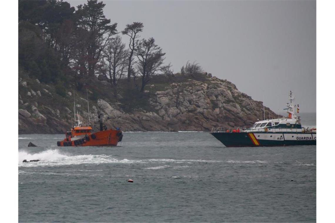 Ein Schleppschiff und ein Schiff der Guardia Civil sind an der spanischen Küste im Einsatz, nachdem ein Drogen-U-Boot abgefangen wurde. Foto: Marta Vázquez Rodríguez/Europa Press/dpa