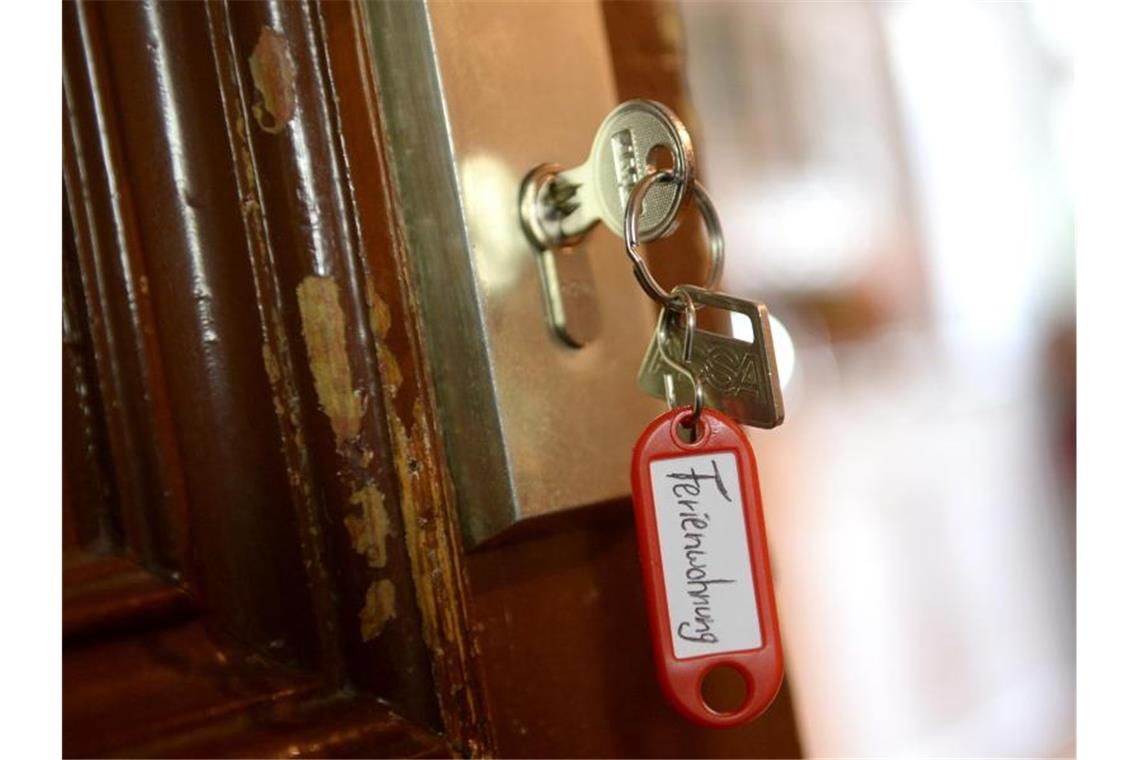 Ein Schlüssel hängt an einer Wohnungstür. Foto: Britta Pedersen/dpa-Zentralbild/dpa/Illustration