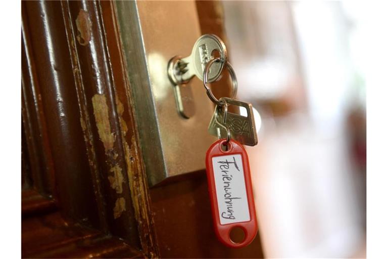 Ein Schlüssel mit der Aufschrift „Ferienwohnung“ hängt an einer Wohnungstür. Foto: Britta Pedersen/ZB/dpa/Symbolbild