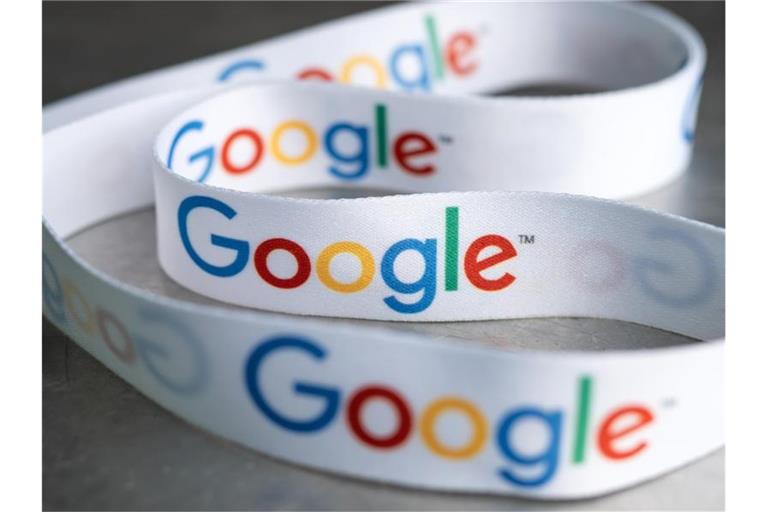 Ein Schlüsselband mit dem Google-Logo. Google muss in Europa eine Milliarden-Strafe zahlen. Foto: Bernd von Jutrczenka/dpa