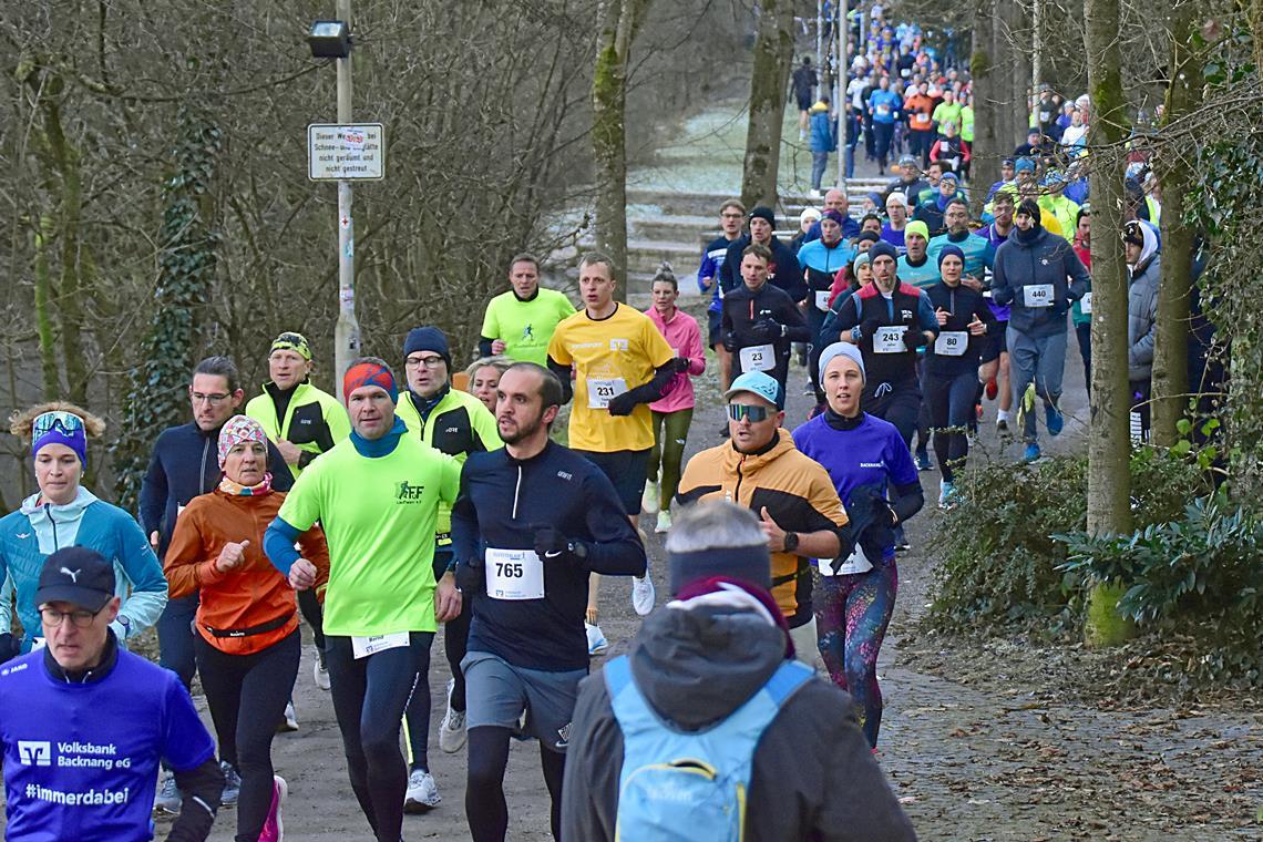 Ein schmaler Weg und ein schier endloser Läuferstrom: So ähnlich wird es am Murrufer auch morgen aussehen. Foto: Tobias Sellmaier