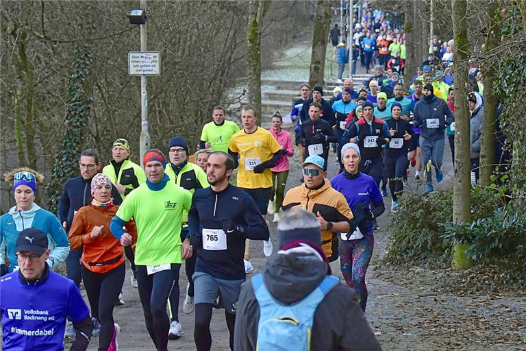 Ein schmaler Weg und ein schier endloser Läuferstrom: So ähnlich wird es am Murrufer auch morgen aussehen. Foto: Tobias Sellmaier