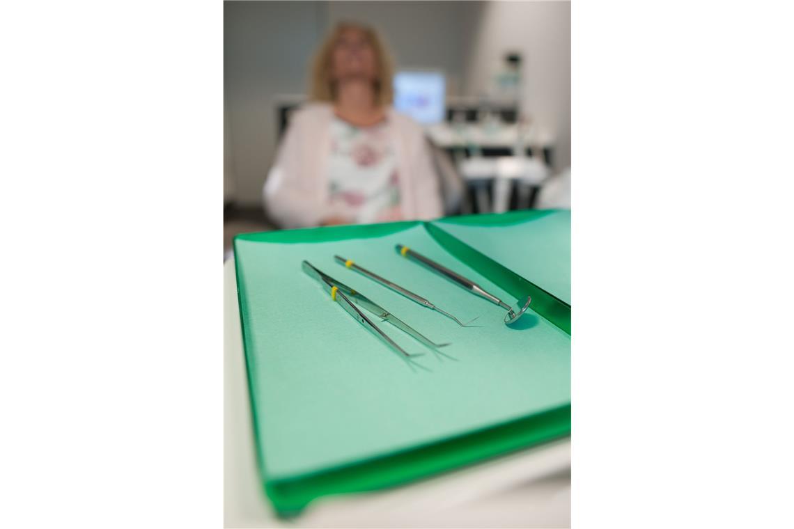 „Ein Schmerz ist immer ein Warnsignal, dass irgendetwas nicht in Ordnung ist“, sagt Thomas Wolf, Mitglied im Bundesvorstand des Freien Verbands Deutscher Zahnärzte (FVDZ). Es kann  sein, dass Karies der Grund für die Schmerzattacke ist.