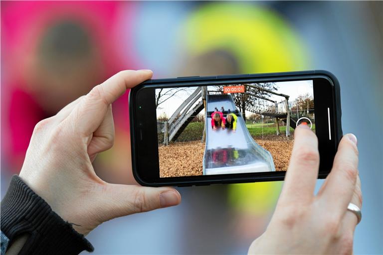 Ein Schnappschuss vom Kinderspielplatz? In Nullkommanix kann das Foto weltweit weitergereicht werden. Nicht immer zur Freude der Fotografierten oder ihrer Angehörigen. Foto: A. Becher