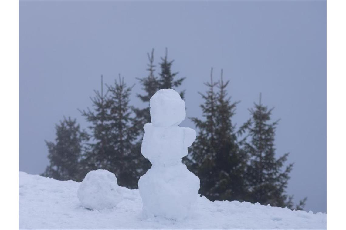 Winterzauber an Weihnachten in Teilen Deutschlands Ein Schneemann auf dem Wallberg bei Rottach-Egern (Bayern). Foto: Lennart Preiss/dpa