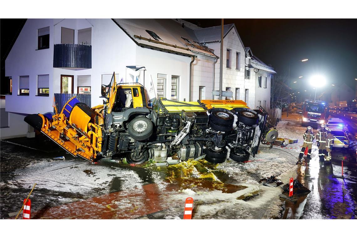 Ein Schneepflug geriet in Mittelfranken in Bayern bei Neuschnee und Glätte ins Schleudern und prallte gegen eine Hauswand.