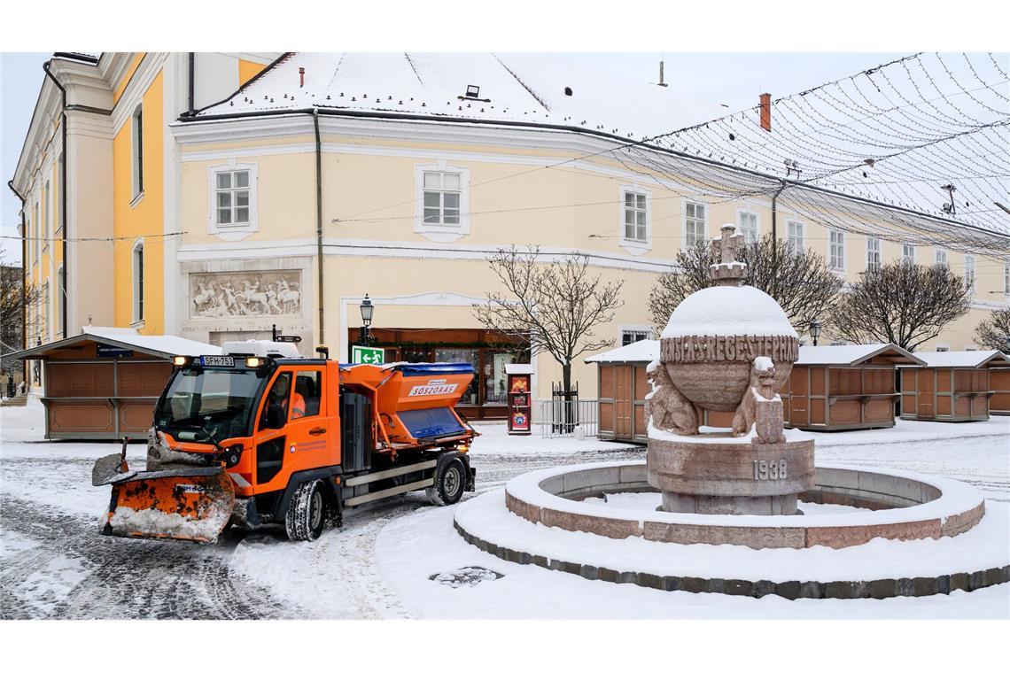 Ein Schneepflug räumt in Ungarn.